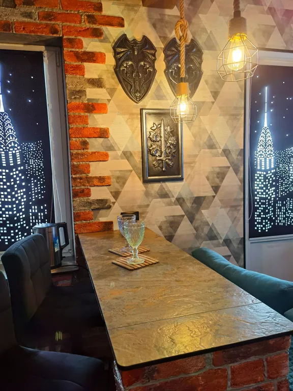 Тёмная, стильная, наполненная интимом и уютом студия в стиле лофт