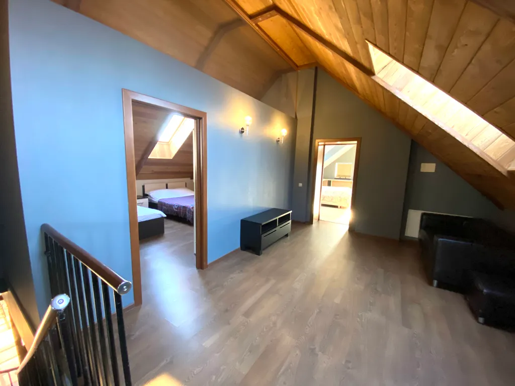 Вилла с квадратным бассейном