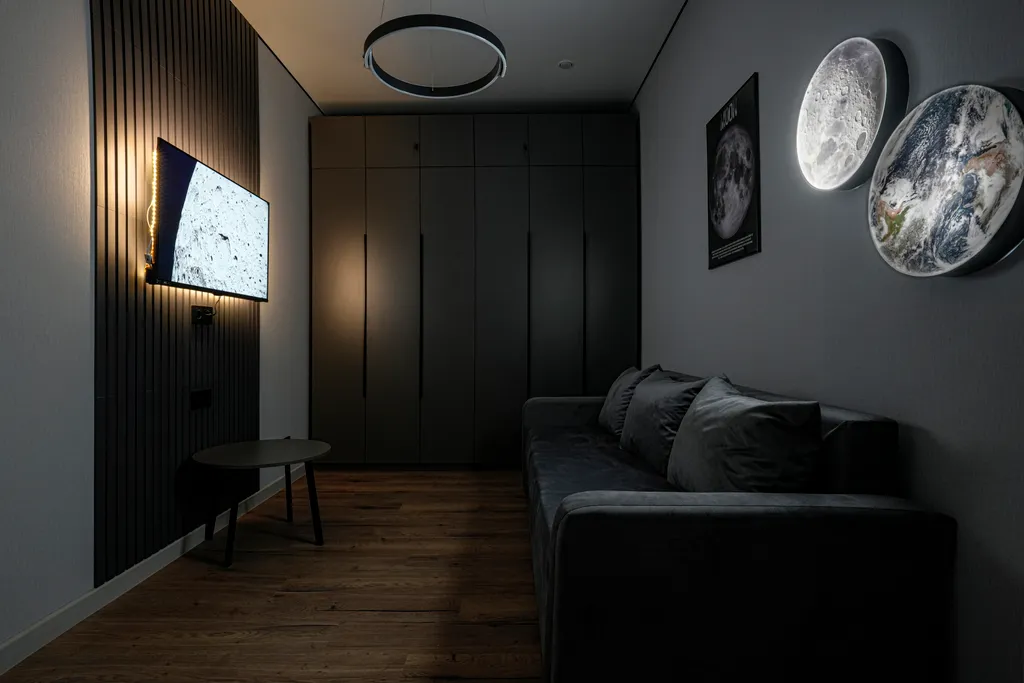 Luna Moscow — дизайнерская квартира с зеркальной мозаикой возле кровати — аренда посуточно в Развилка