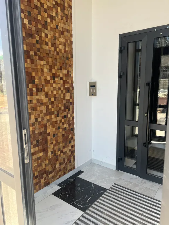 Рядом с посольствами