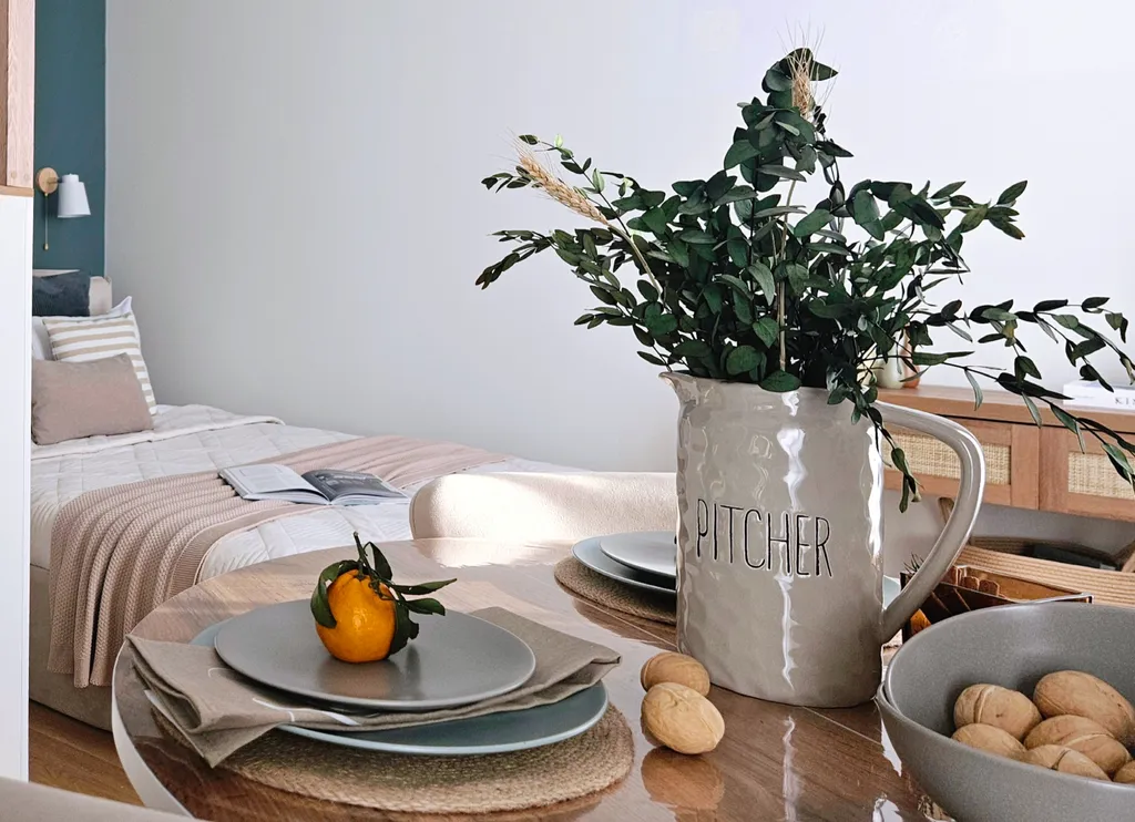 Уютная студия с проектором между морем и горами