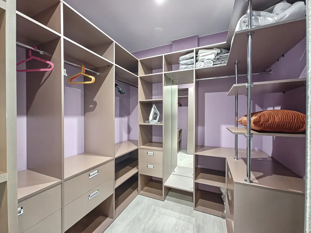 Масштабная двухкомнатная с кроватью super king-size в ЖК Дождь