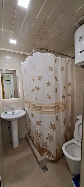 Около метро Барекамутян и института Мергеляна