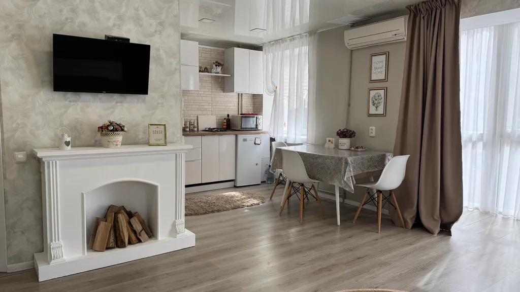 Большая шикарная квартира-студия в центре возле моря