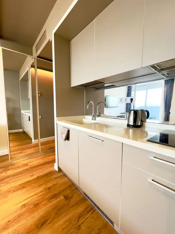 Alliance Palace, вид на старый город, море и горы