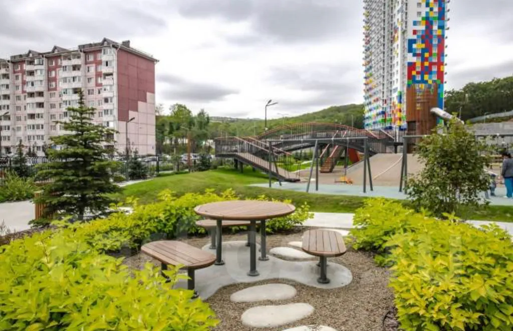 Студия с видом на лес и море