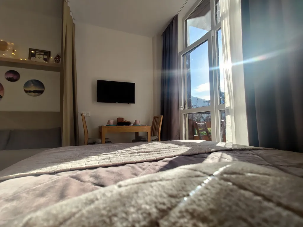 Удобная и уютная студия с балконом и видом на сад и горы