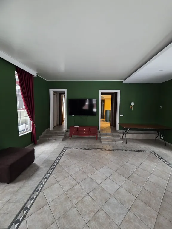 Загородный дом с бассейном и банкетным залом