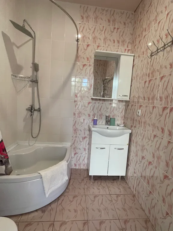 Четырёхместный номер  люкс с балконом с видом на город и горы