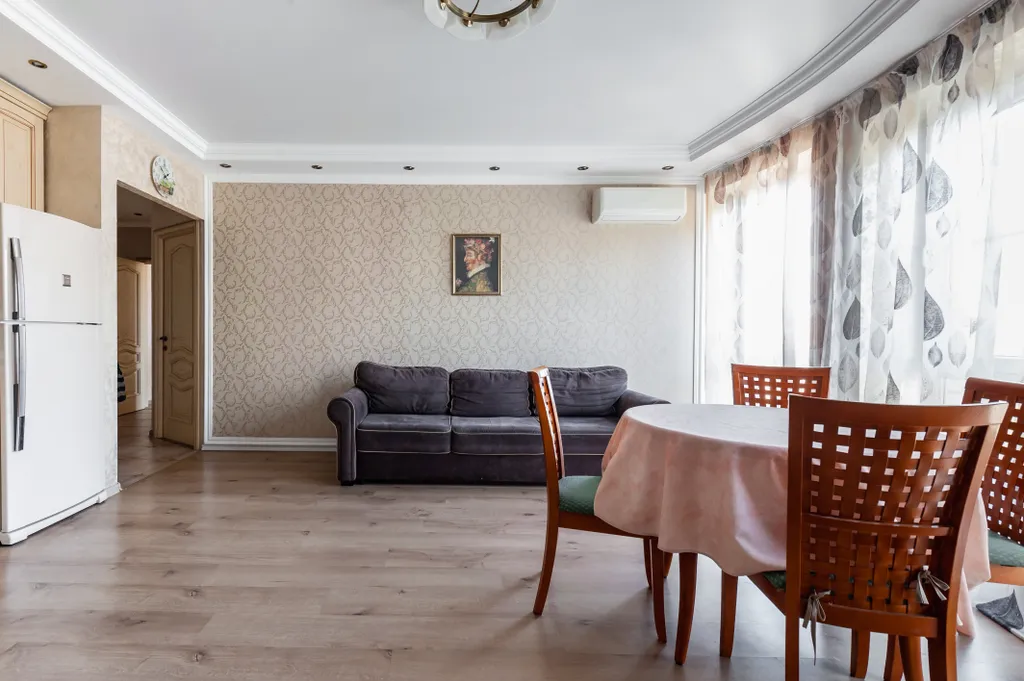 Просторная 3-кoмнатная квapтиpa с панорамными окнами в тихом центре