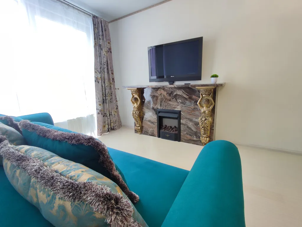 Современная уютная квартира с камином