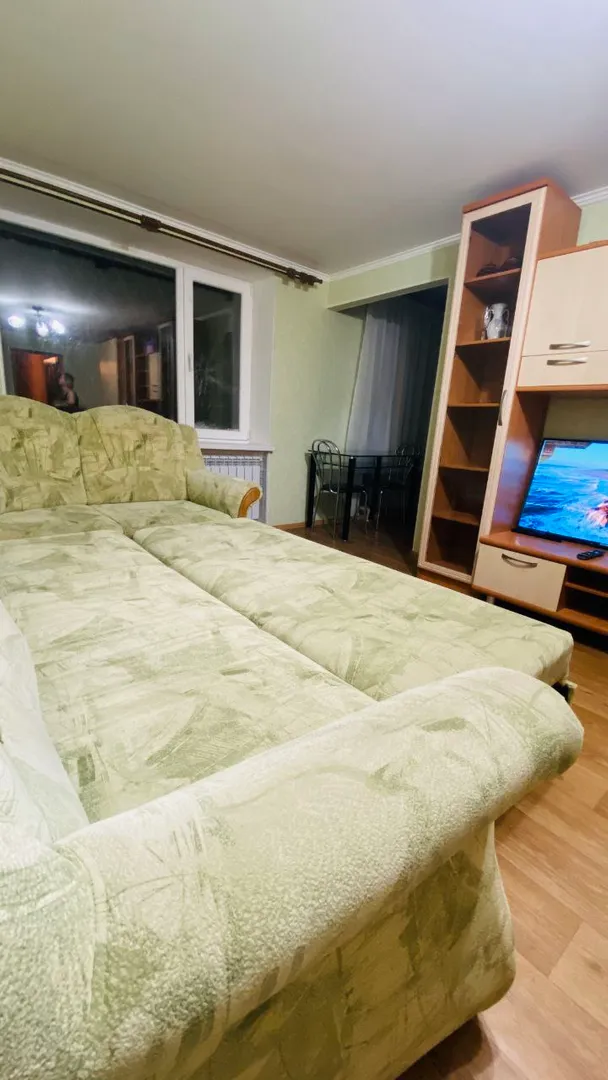 Большой двуспальный диван и постельное белье