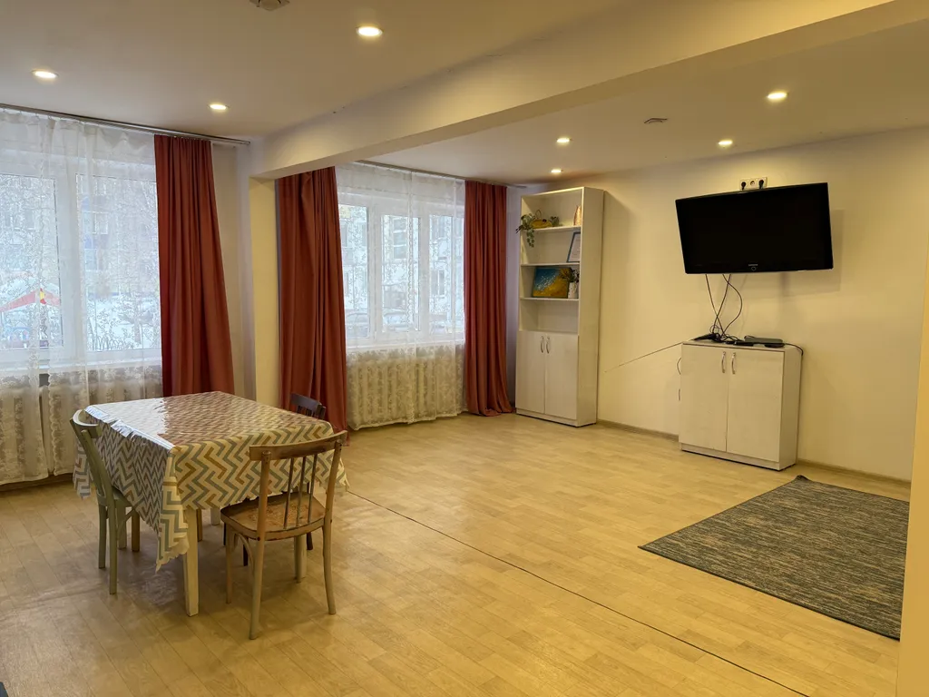 Просторная квартира для путешествия семьей на Алтай в центре города