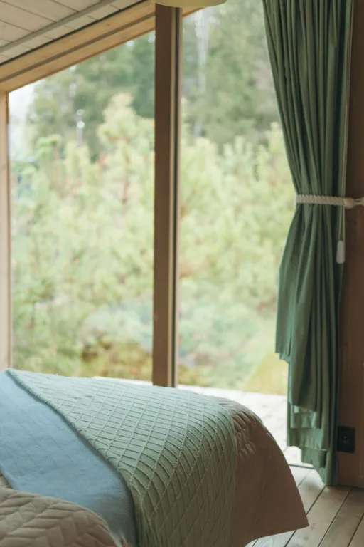 Дом с баней и чаном у воды и леса бохо