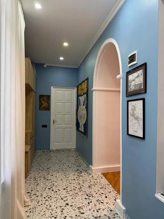 Винтажная квартира с камином в центральном районе Тбилиси, Чугурети