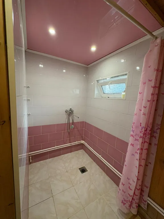 Домик у реки Дах с видом на горы