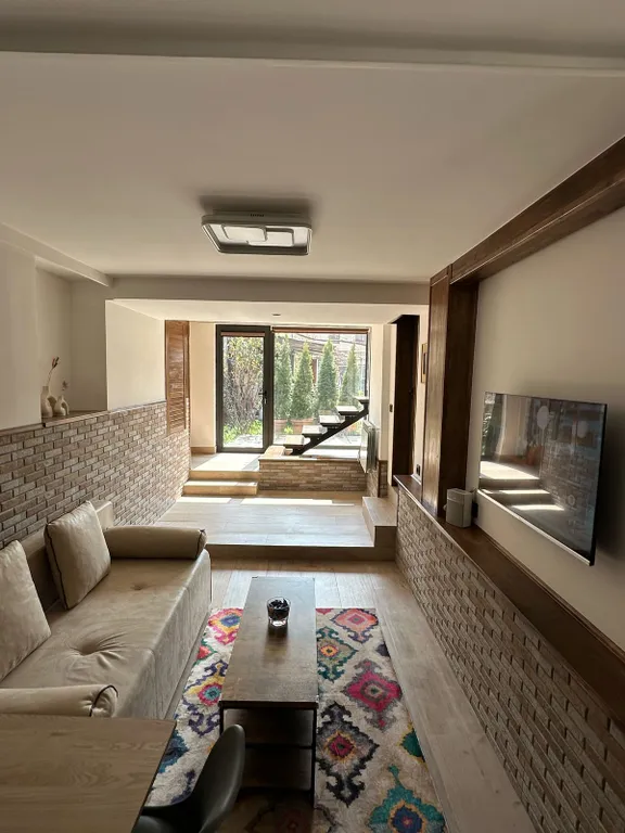 Коттедж Уютный бутик-дом в большом центре, 3 минуты от метро — аренда посуточно в Ереван