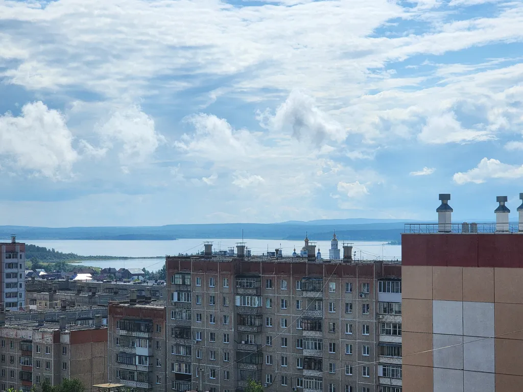 Уютная однокомнатная квартира с видом на озеро рядом с вокзалом