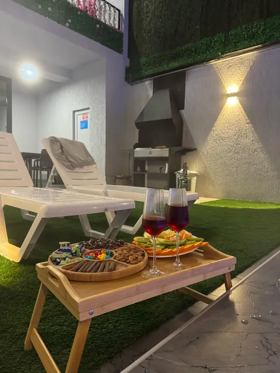 Шикарный дом с бассейном на берегу