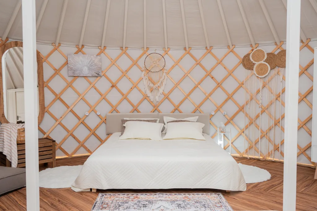 Глэмпинг с большой террасой в лесу