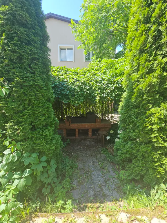 Большой дом в черте города