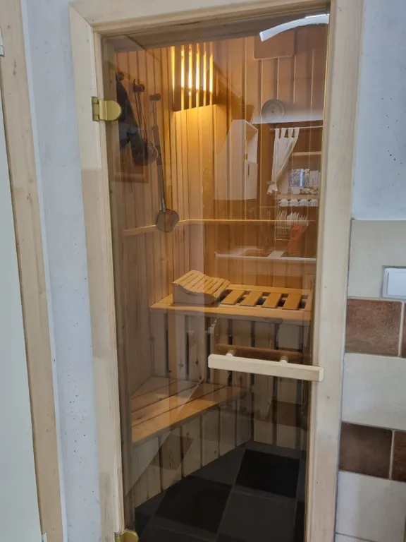 Дом и теннисный корт, сауна, камин недалеко от реки Москвы