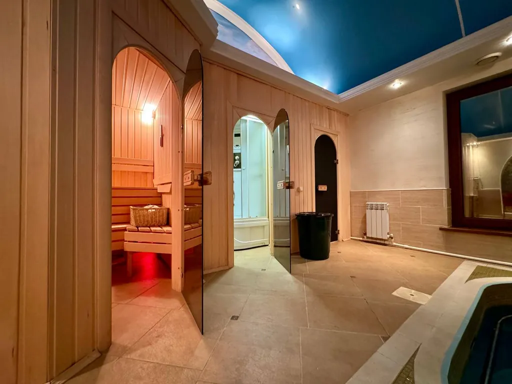 Дом с сауной и бассейном в черте города