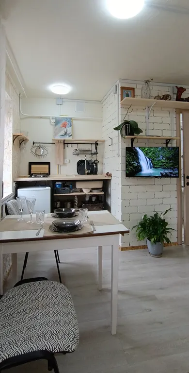 Душевное жилье над пиццерией, небольшая, но очень уютная студия