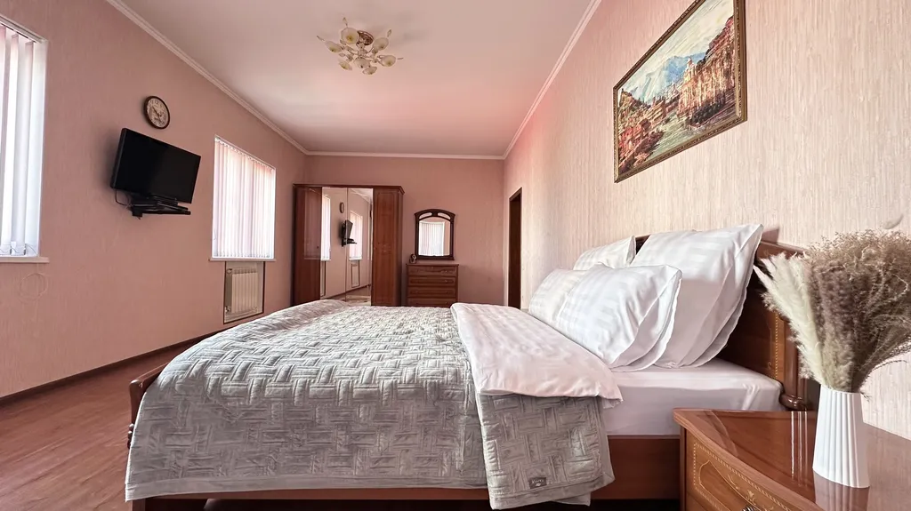 Дом с бассейном и баней возле курзоны