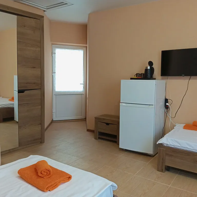 Трехместный номер с 3 отдельными кроватями 11