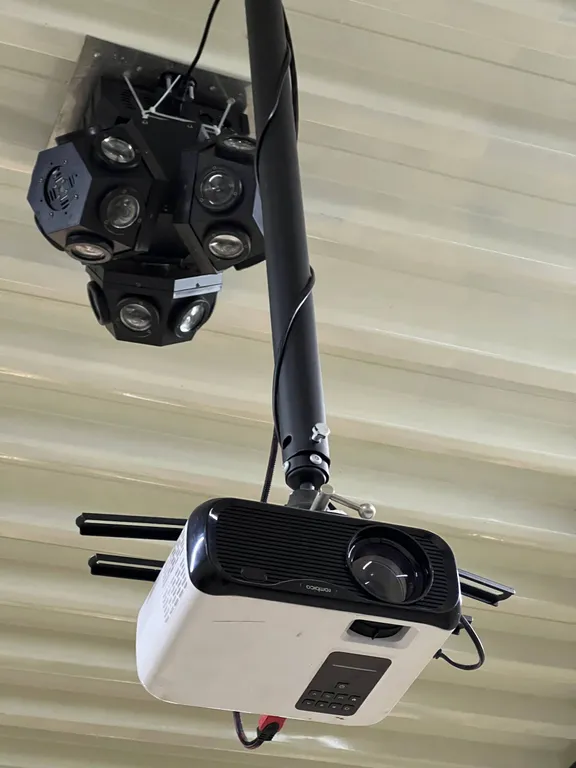 Уютное место отдыха для большой веселой компании с танцполом и баром