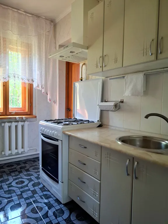 Дом с навесом возле реки