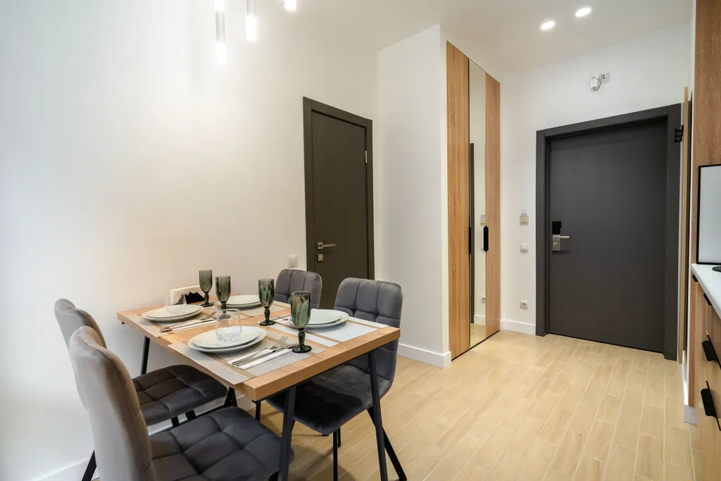 Стильный номер с балконом и кухонной зоной