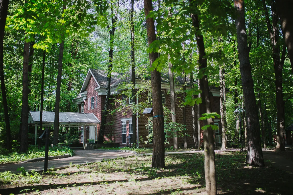 Загородный дом с бассейном и банкетным залом