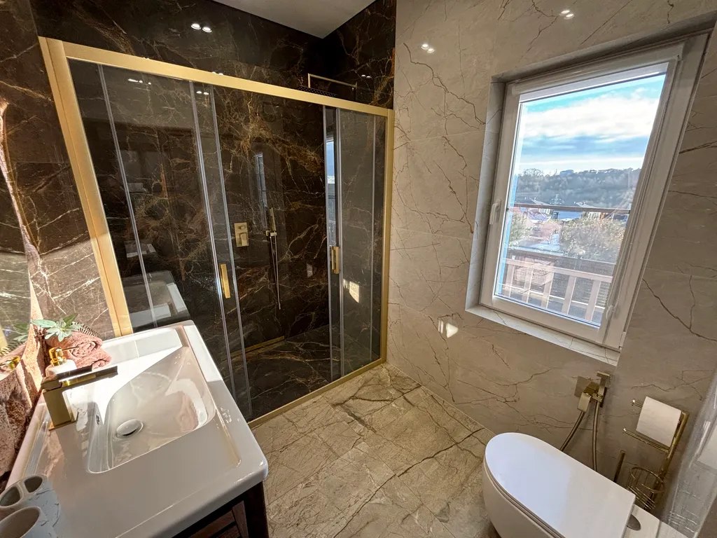 Шале Tech с подогреваемым бассейном и 4 спальнями