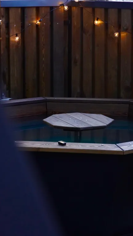 Горный домик с видом на горы и реку