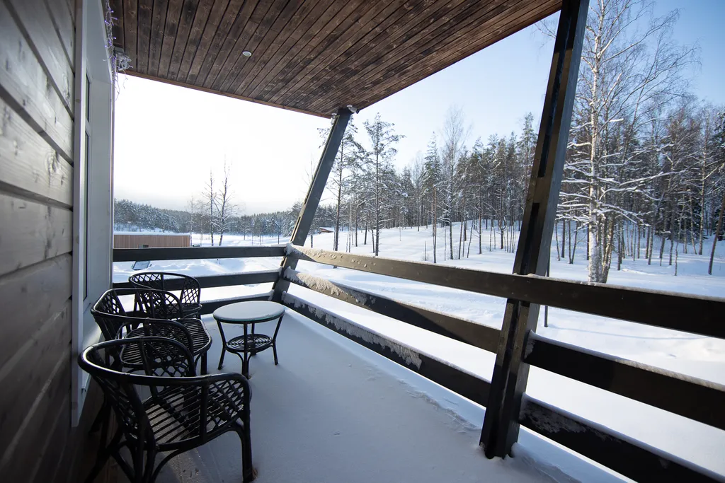 Просторный коттедж с двумя спальнями, камином и сауной