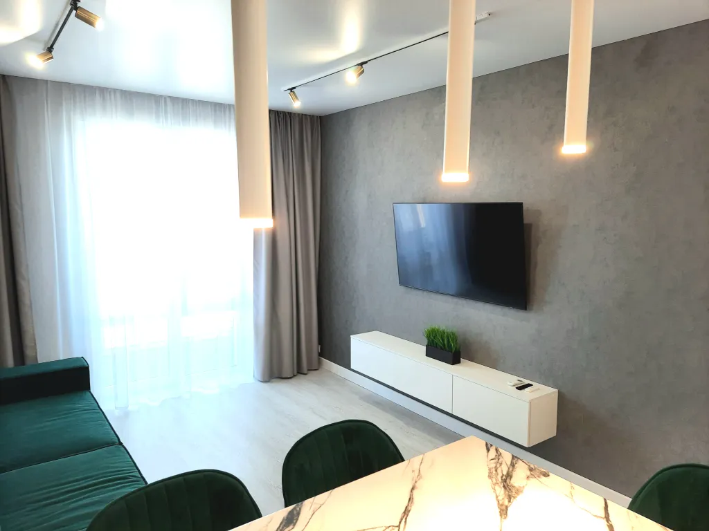 Смотровая квартира с панорамным видом на город с диваном и кроватью