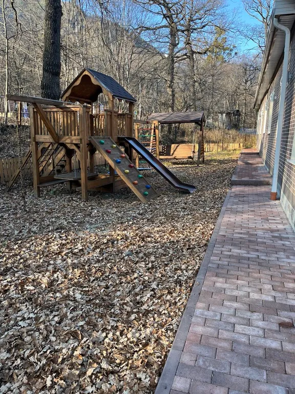 Премиальный Гостевой Дом в темных тонах с видом на горы