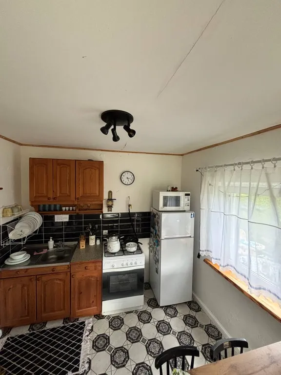 Деревенский домик в лесу