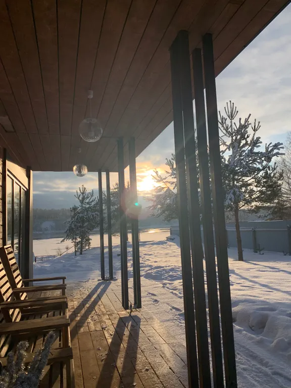 Уютный дом на самом берегу реки