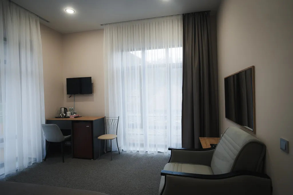 Трехместный номер с видом на горы