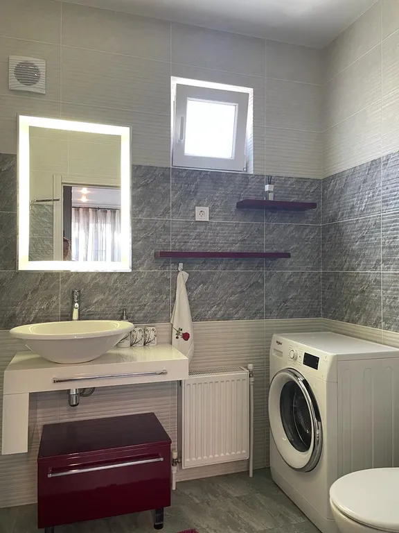 Дом в центре с бассейном и своя территория без посторонних