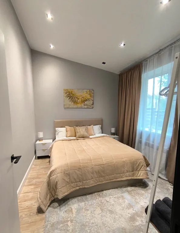 Новый дом в окружении елок с панорамными окнами и баней