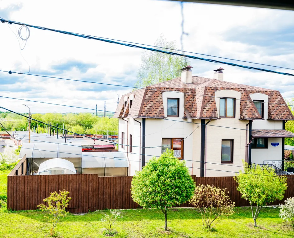 Часть дома с балконом