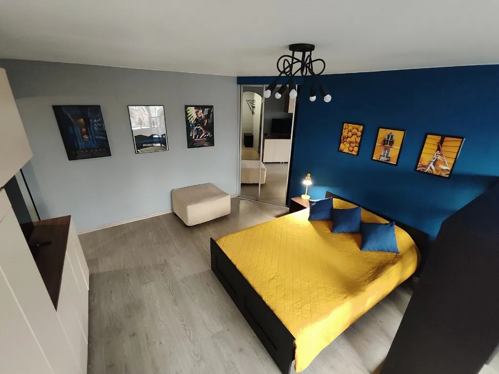 Стильная студия с балконом в самом центре