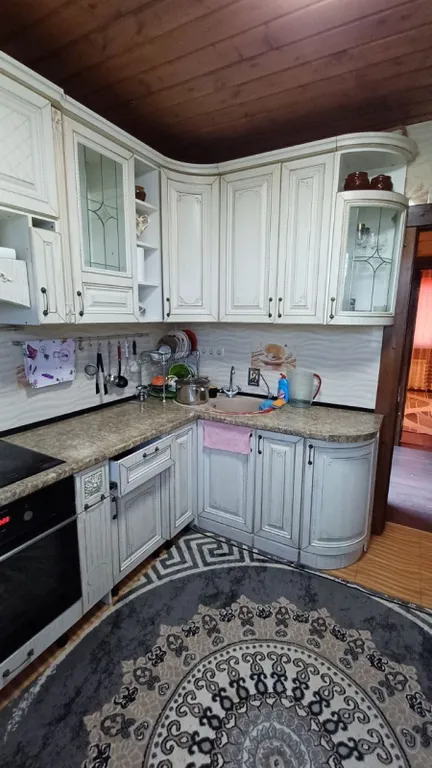 Деревянный дом в горах с видом на море