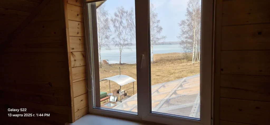 Отдельный дом на краю леса на берегу озера