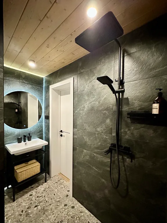 Новый панорамный барнхаус с сауной на лесном участке