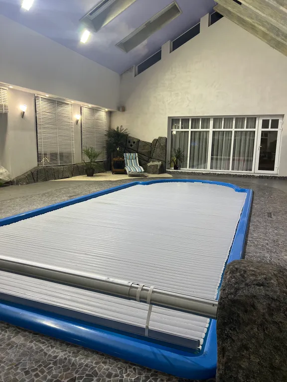 Дом с бассейном и бильярдом